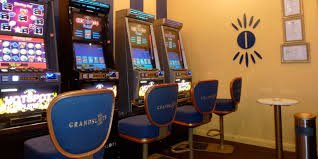 Antarmuka aplikasi hatters menampilkan live-dealer tables dan sportsbook